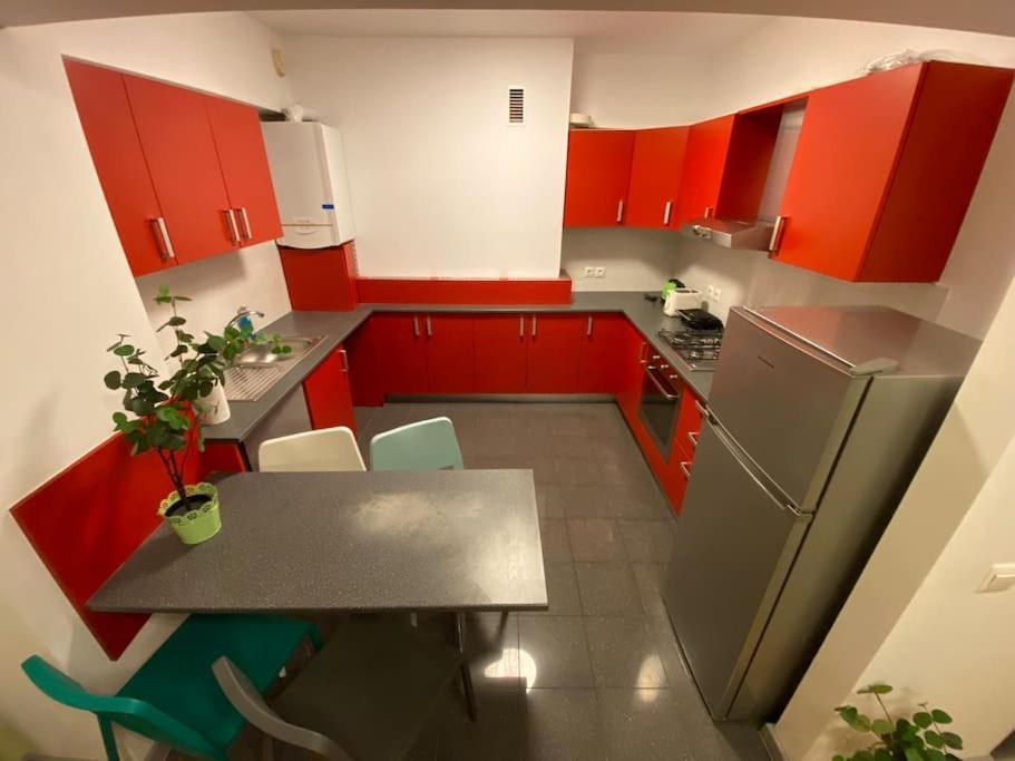 Green Apartment 214 With Private Parking Bucharest Exterior photo